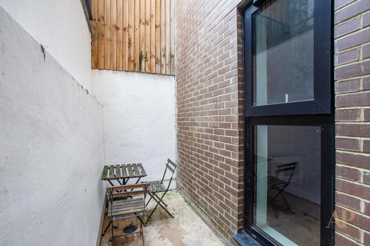 Spacious Lower Ground Studio Apartment With Private Patio Near Warren Street Londres Extérieur photo